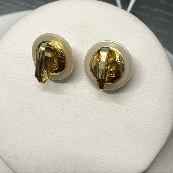 Vintage Liz Claiborne Faux Baroque Pearl Cream Gold Tone Clip On Earrings 90s - Picture 3 of 6